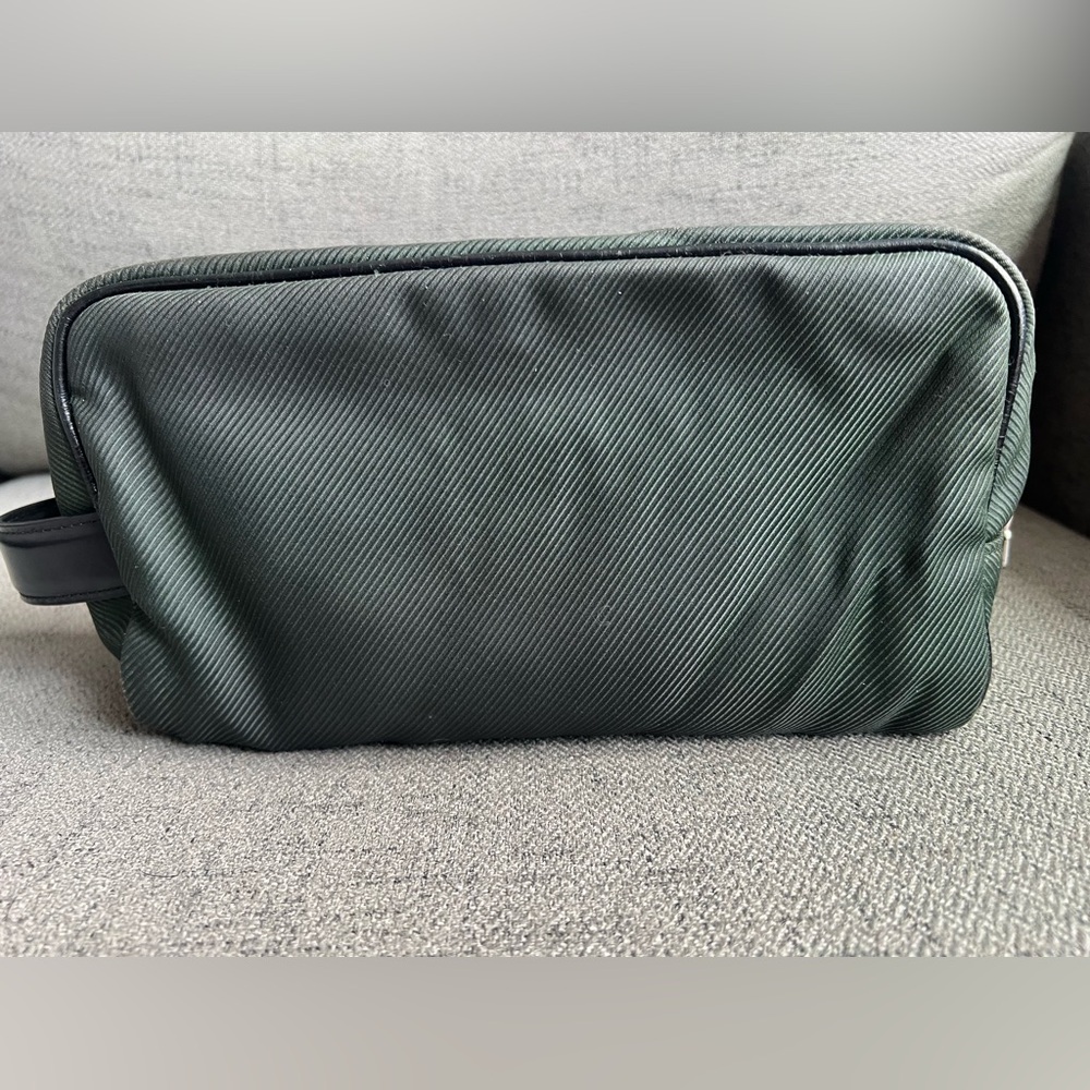 Louis Vuitton Taiga Leather Dopp kit toiletries bag. - Picture 4 of 15